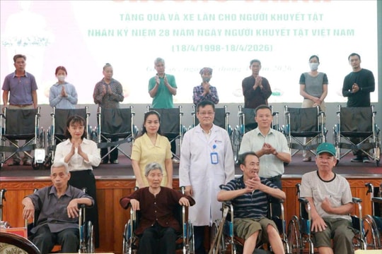 Trao tặng 20 xe lăn cho người khuyết tật ở Gia Lộc