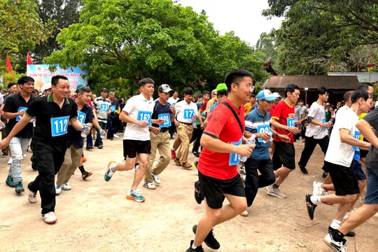Gần 400 vận động viên tranh tài giải leo núi 'Chinh phục đỉnh Tam Ban'