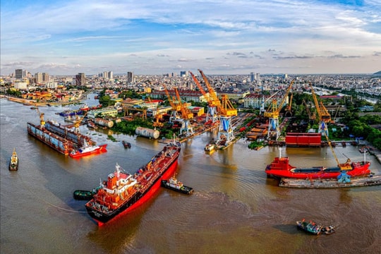 'Thủ phủ' đóng tàu sôi động ngày đêm
