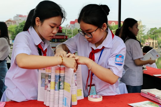Học sinh phường Lê Thanh Nghị lần đầu tham gia xếp sách nghệ thuật