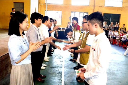 Trao gần 700 suất quà cho học sinh, sinh viên khó khăn phía Tây Hải Phòng
