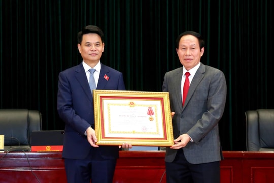 Đồng chí Bí thư Thành ủy Hải Phòng Lê Ngọc Châu nhận Huân chương Lao động hạng nhì