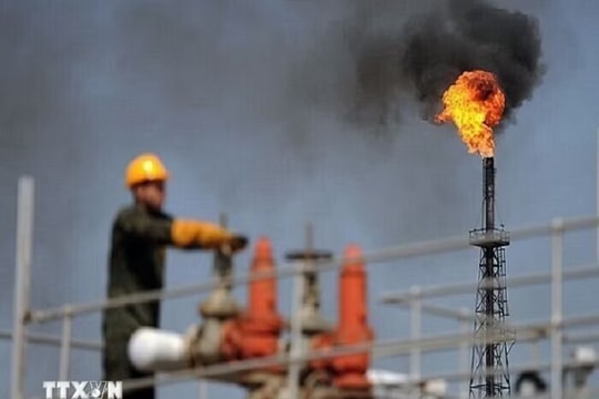 Giá dầu Brent tăng gần 7% khi eo biển Hormuz lại bị đóng cửa