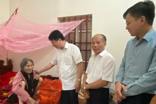 Đồng chí Nguyễn Đức Tuấn thăm, tặng quà người khuyết tật