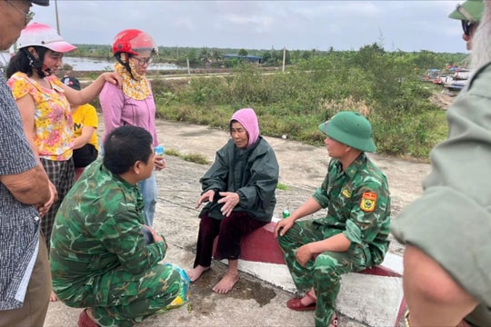 Kịp thời cứu hộ người dân mắc kẹt tại khu vực rừng ngập mặn Vinh Quang
