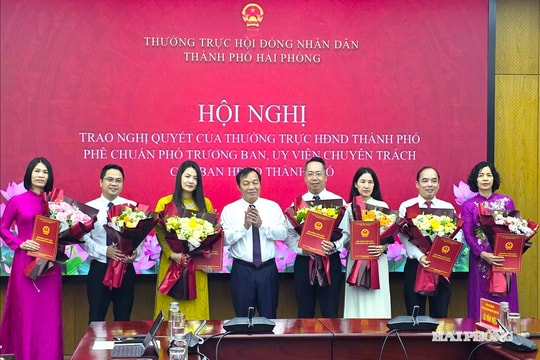 HĐND thành phố Hải Phòng trao nghị quyết phê chuẩn nhân sự các ban