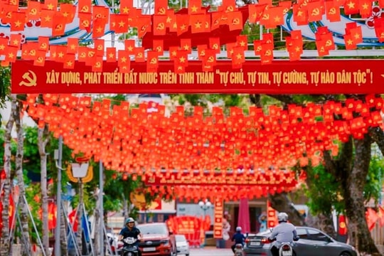 Flags displayed during April 30 holiday and Hai Phong Red Flamboyant Festival 2026