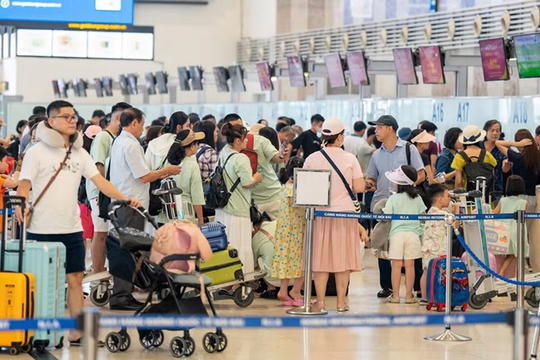 Giá vé máy bay dịp lễ tăng, nhiều chặng bay gần kín chỗ