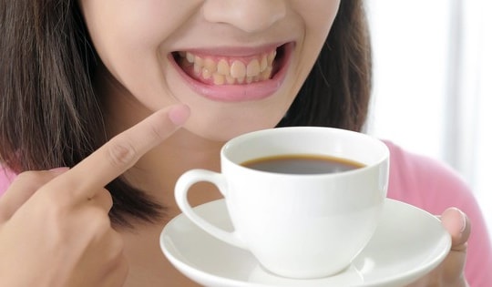 Mách bạn cách uống cà phê không lo răng bị ố vàng