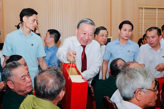 66 người có công ở Hải Phòng được tặng quà của Tổng Bí thư, Chủ tịch nước dịp 30/4