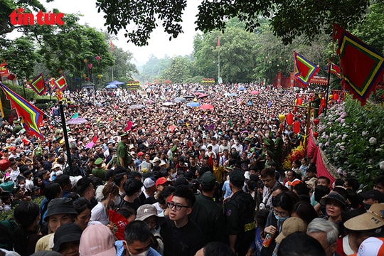 Sáng nay, hàng vạn người dân hành hương về Đền Hùng