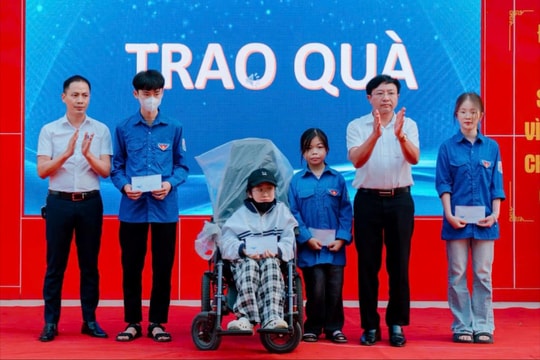 Trao học bổng, truyền cảm hứng chọn nghề cho học sinh Trường THPT Đồng Gia