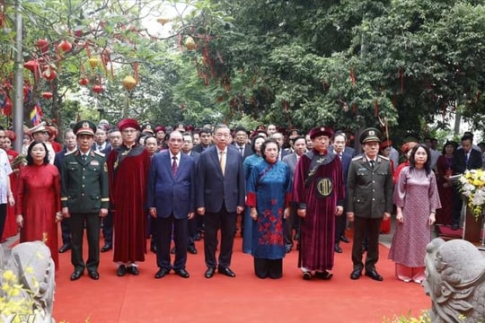 Tổng Bí thư, Chủ tịch nước Tô Lâm dâng hương tưởng niệm các Vua Hùng tại Phú Thọ