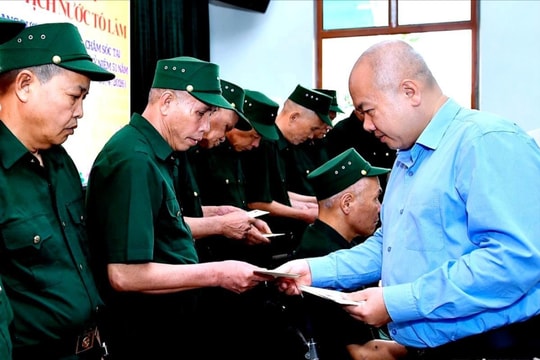 Chủ tịch UBND thành phố Đỗ Thành Trung trao quà của Tổng Bí thư, Chủ tịch nước tới thương binh, bệnh binh
