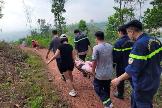 Công an Hải Phòng cứu người phụ nữ gặp nạn trên núi Sơn Đào