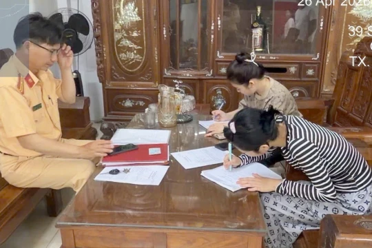Hai cô gái 'đầu trần' đi xe máy ngược chiều cao tốc Hạ Long - Hải Phòng bị phạt nhiều lỗi