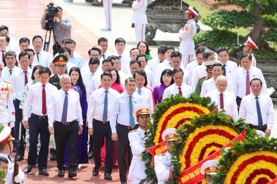 Prime Minister Le Minh Hung offers incense in tribute to fallen heroes