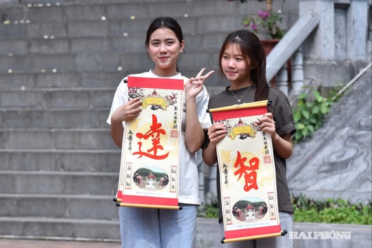 Dâng hương, xin chữ ở đền thờ thầy giáo Chu Văn An