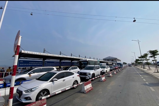 Smooth traffic to Cat Ba Island during holidays