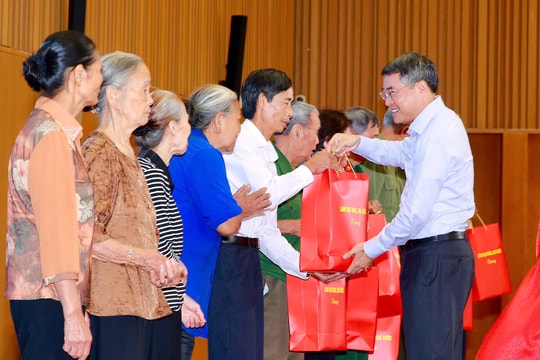 Thủ tướng Lê Minh Hưng tặng quà hộ nghèo, công nhân khó khăn tại Hải Phòng