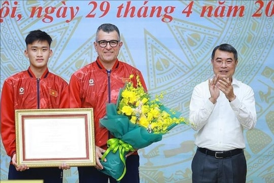 Thủ tướng Lê Minh Hưng gặp mặt đội tuyển bóng đá nam U17 Việt Nam