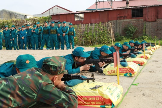 Dân quân miệt mài trên thao trường