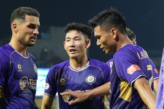 Thắng kịch tính SHB Đà Nẵng, Hà Nội FC trở lại top 3
