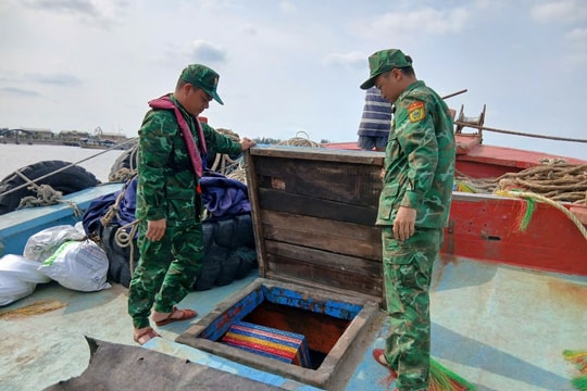 Hải đoàn Biên phòng 38 bắt giữ 2 phương tiện vận chuyển trái phép khoảng 15.000 lít dầu DO