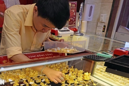 Giá vàng đảo chiều tăng lại sau khi chạm đáy 5 tuần