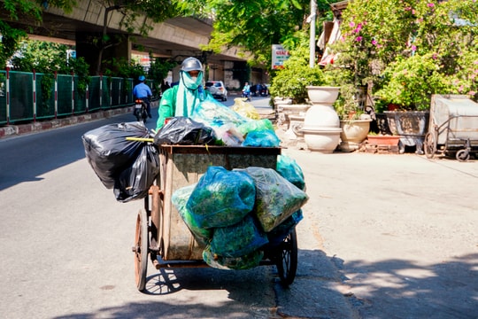 Vất vả mưu sinh dưới trời nắng nóng