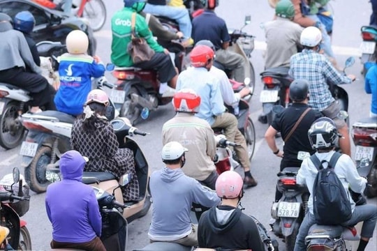Dòng người hối hả quay trở lại Hà Nội sau dịp nghỉ lễ
