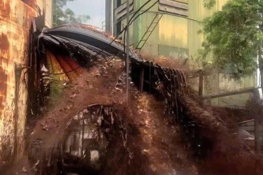 Sét đánh trúng bể chứa nhà máy đường ở Nghệ An, 2.000 tấn mật tràn ra ngoài