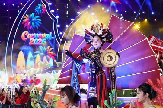 Dàn hoa hậu quảng bá trang phục dân tộc tại Lễ hội đường phố Hạ Long