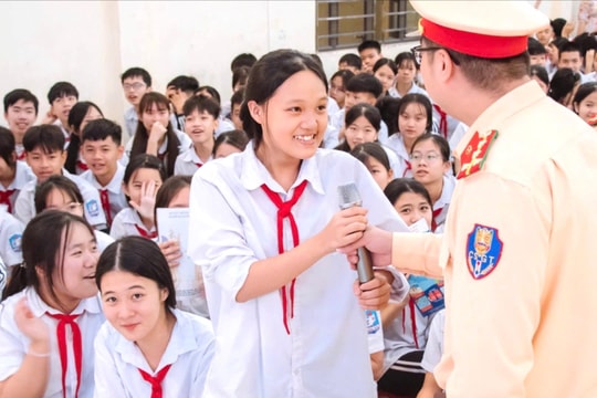 Gần 500 học sinh An Hưng được trang bị kỹ năng an toàn giao thông và phòng chống đuối nước