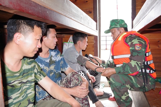 Bộ đội Biên phòng Hải Phòng cứu nạn 2 tàu cá Trung Quốc gặp sự cố trên biển