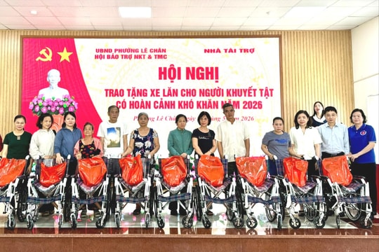 Trao 19 xe lăn tặng người khuyết tật phường Lê Chân