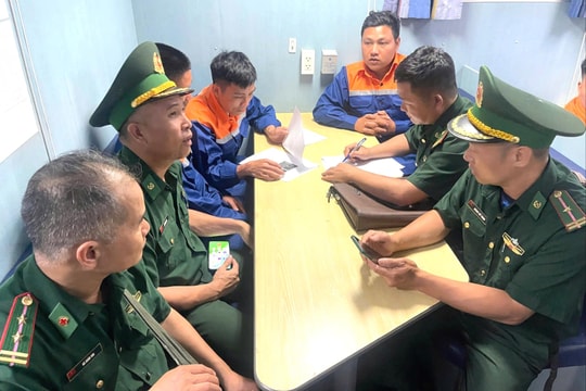 Cứu nạn thành công 4 thuyền viên tàu cá chìm trên biển Hải Phòng