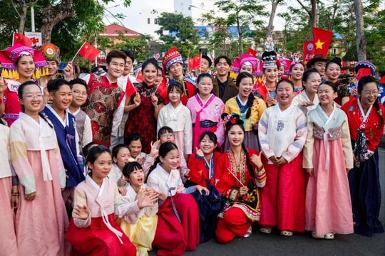 Ngoại giao 'mềm' từ những mùa Hoa Phượng Đỏ