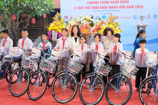 Bộ trưởng Bộ Y tế dự chương trình khám bệnh 'Vì một Việt Nam khỏe mạnh hơn' tại đền Bia