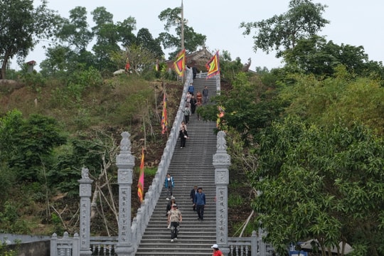 Ngôi đền thờ vua Lê Đại Hành trên núi Bàn Cung