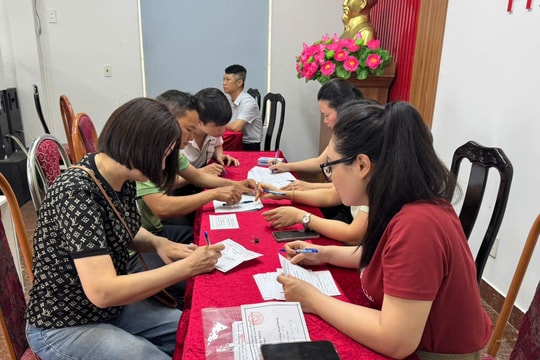 30 hộ dân chung cư cũ Đồng Quốc Bình bốc thăm nhận căn hộ thuê mới