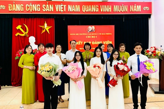 Nhiều sinh viên Trường Cao đẳng y tế Hải Phòng được kết nạp vào Đảng