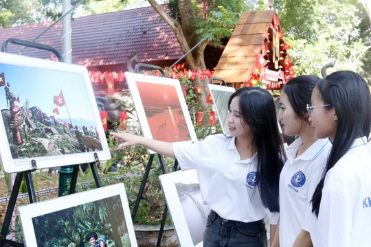 Khai mạc trưng bày 'Kết nối bản sắc'