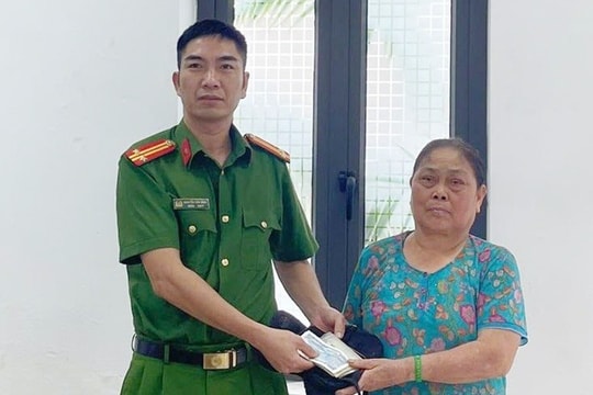 Lái xe taxi nhặt được túi xách, giao công an trả lại người đánh rơi