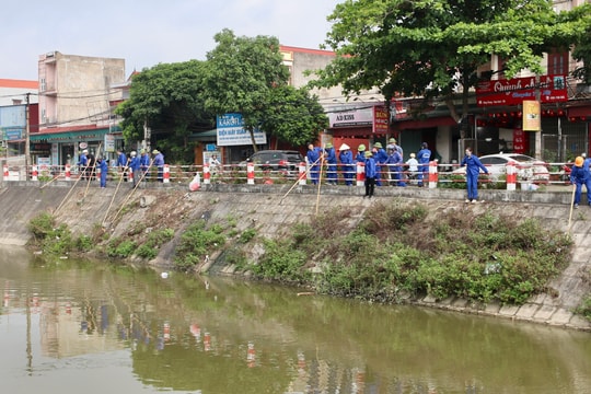 Ra quân vệ sinh kênh mương hưởng ứng Tháng Công nhân
