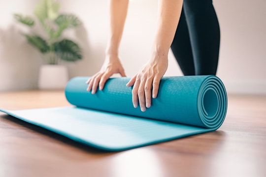 Mách bạn cách vệ sinh thảm yoga vào mùa hè để tránh hôi mốc, gây bệnh