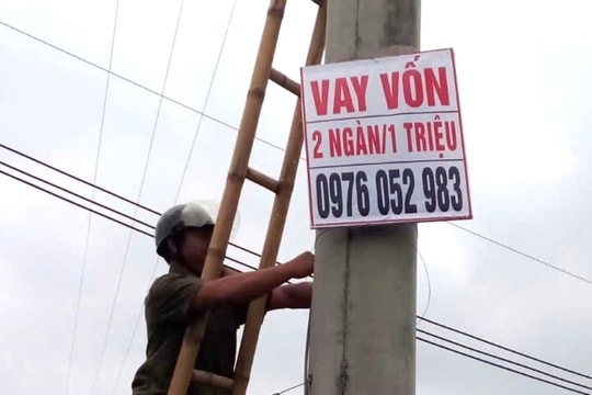 Công an xã Vĩnh Am gỡ gần 700 biển quảng cáo 'tín dụng đen'