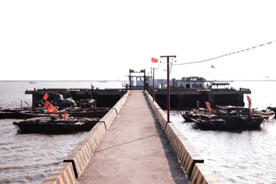Vẻ đẹp bình yên nơi cửa biển Hoàng Châu