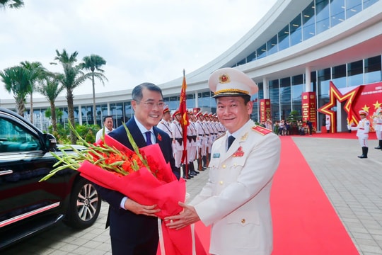 Thủ tướng dự Lễ đón nhận danh hiệu Anh hùng Lực lượng vũ trang nhân dân của Công an Hải Phòng