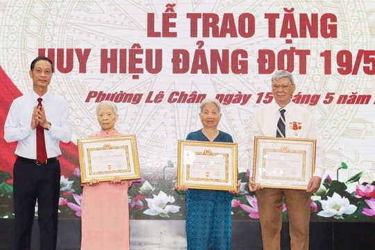 Phó Bí thư Thường trực Thành ủy Đỗ Mạnh Hiến dự trao Huy hiệu Đảng đợt 19/5 tại phường Lê Chân